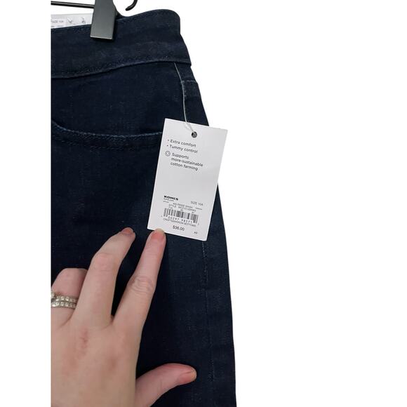 Croft and Barrow Womens Mid Rise The Classic Stretch Straight Shorts Size 10A - Picture 3 of 7